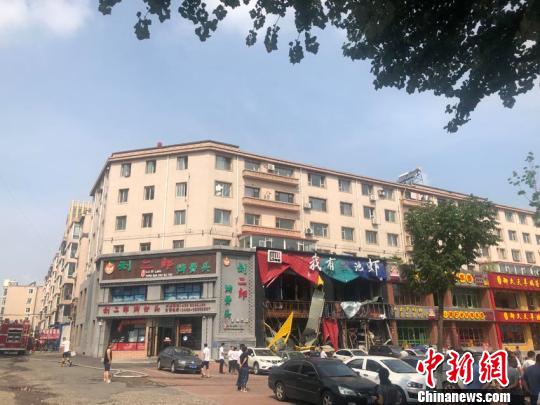 事发饭店门脸严重变形 苍雁 摄