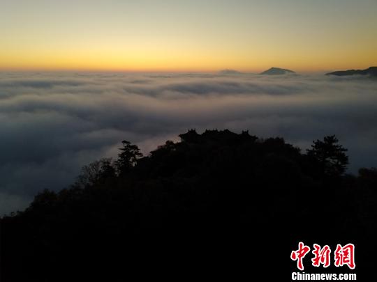 甘肃“道源圣地”云上看日出朝霞映山红