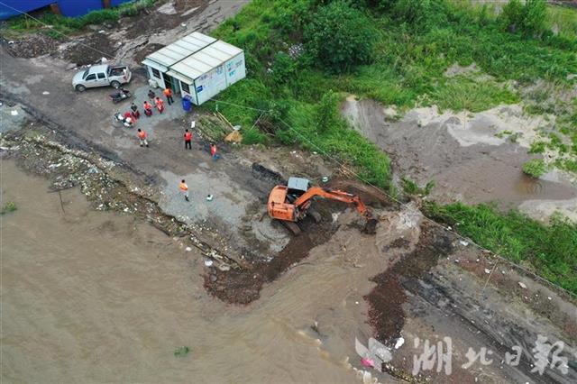 湖北黄梅县滨江圩长江堤防被挖开 万亩土地被淹